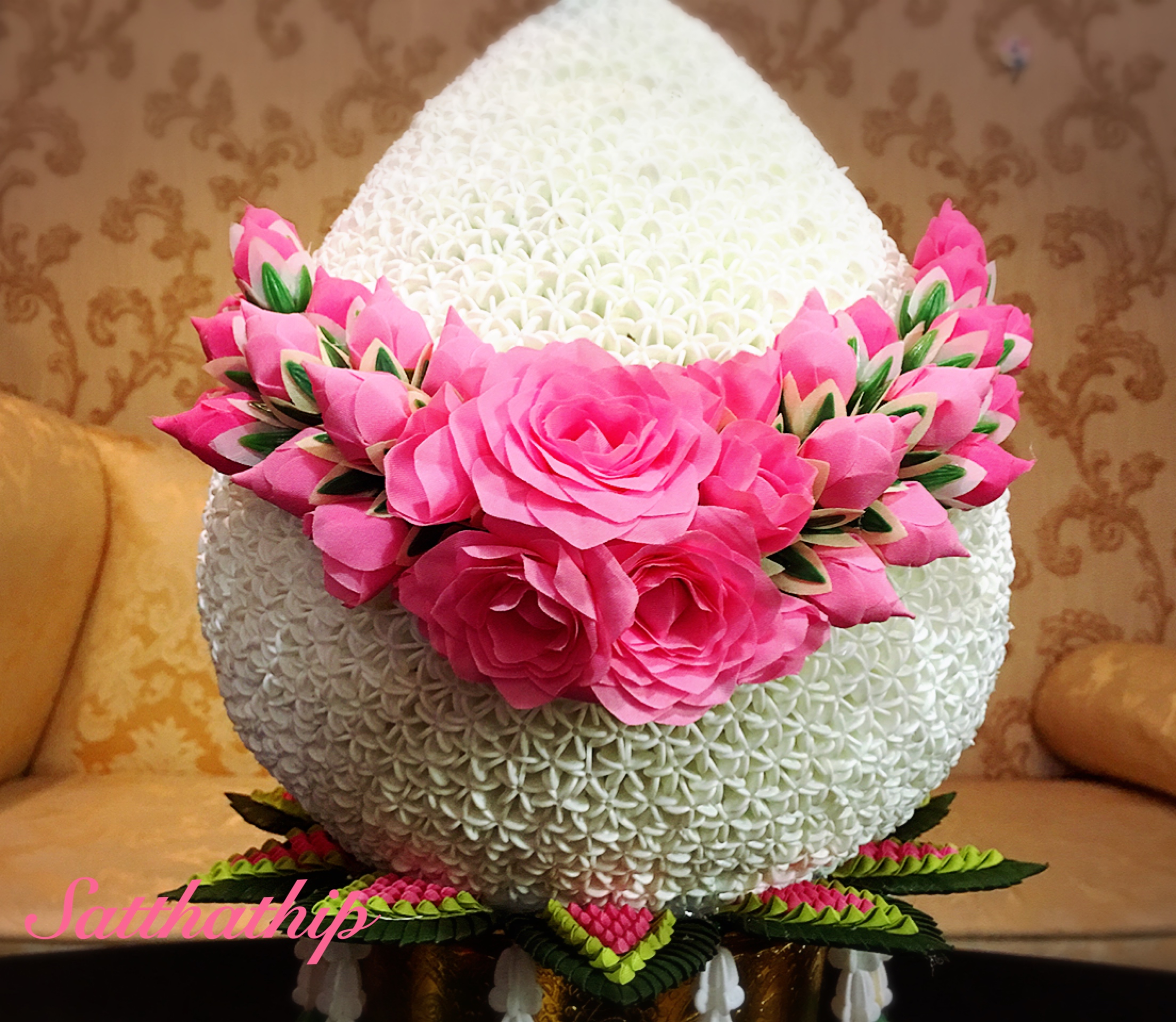 พานพุ่มดอกรัก/พานพุ่มดอกรักประดิษฐ์ (พลาสติก) ประดับช่อเอื้อง และยอดกลีบกุหลาบผ้า - Phan bush