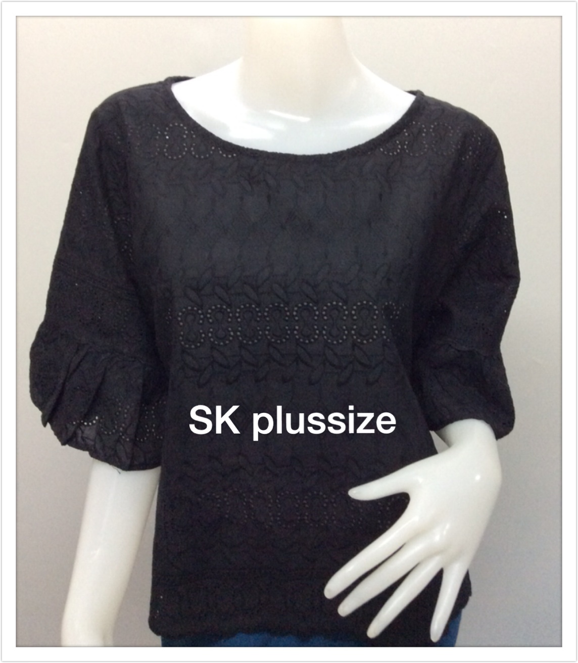 เสื้อคอตตอนฉลุ สีดำ คอปาด แขนต่อระบาย รอบอก 46 นิ้ว