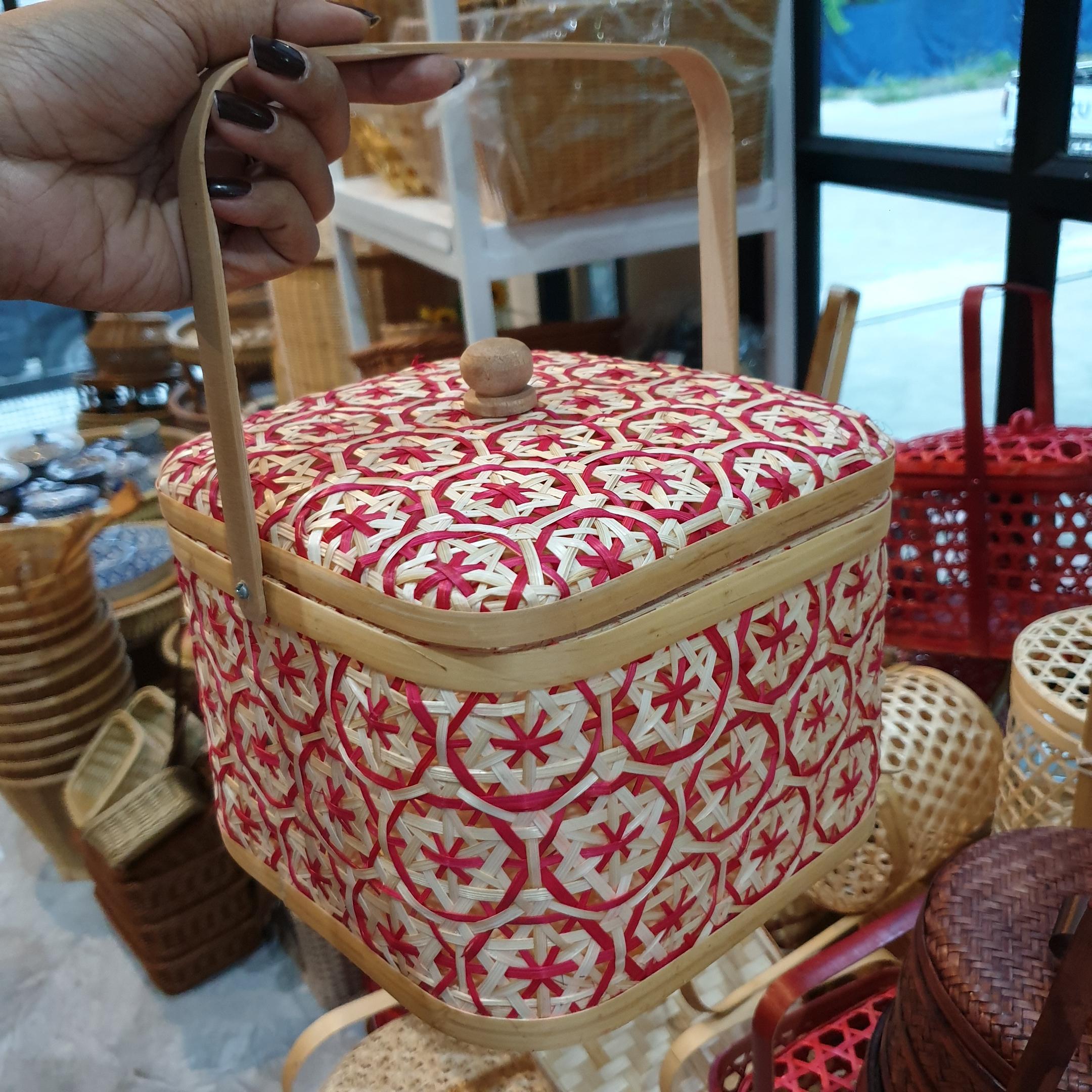 ตะกร้าไม้ไผ่ ลายพิกุล หูพับ ขนาด 8*8*6 นิ้ว (สีม่วง)