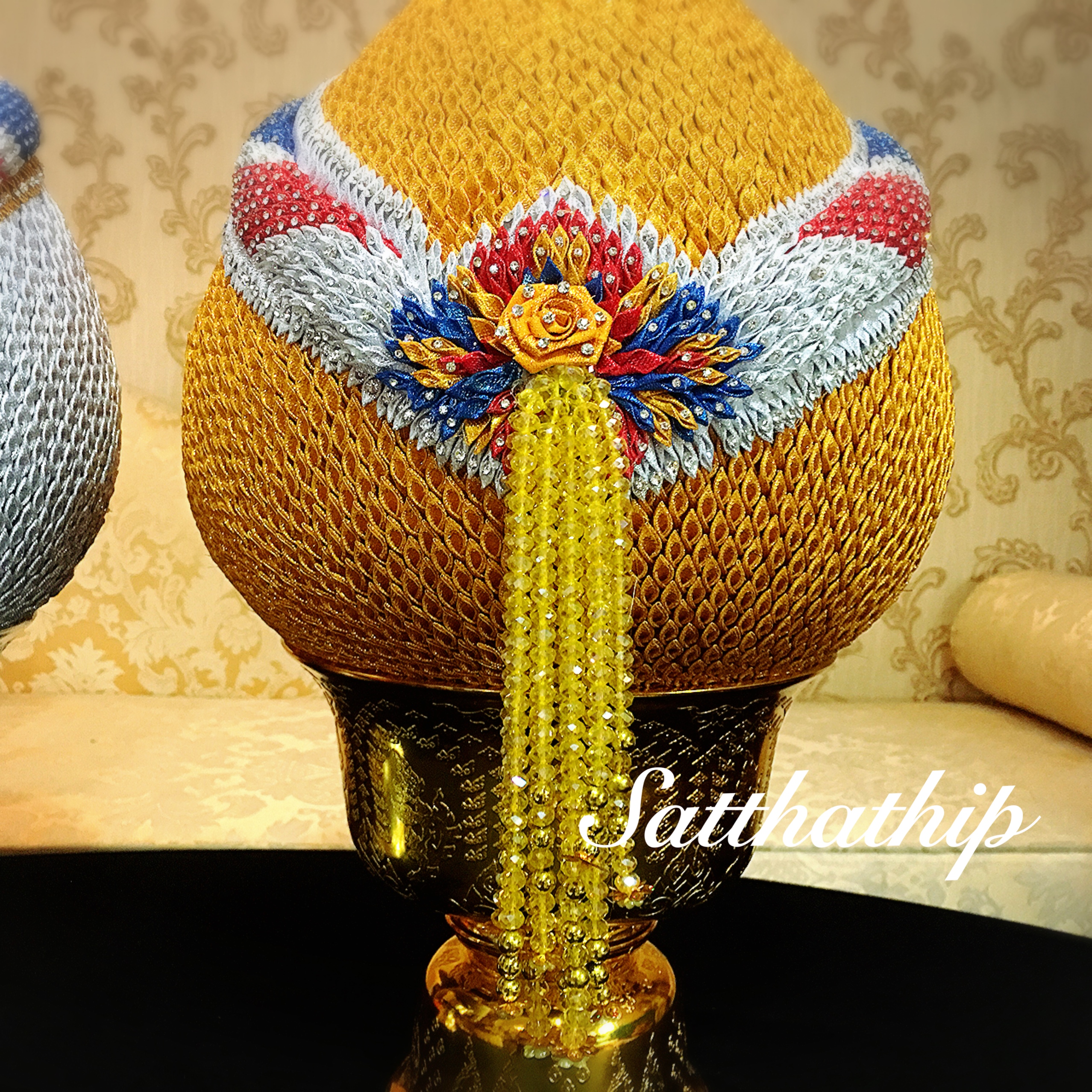 พานพุ่ม - พานพุ่มเงินทอง ประดับเกล็ดผ้าลายธงชาติ - พานพุ่มลายธงชาติ ประดับคริสตัล - Phan bush