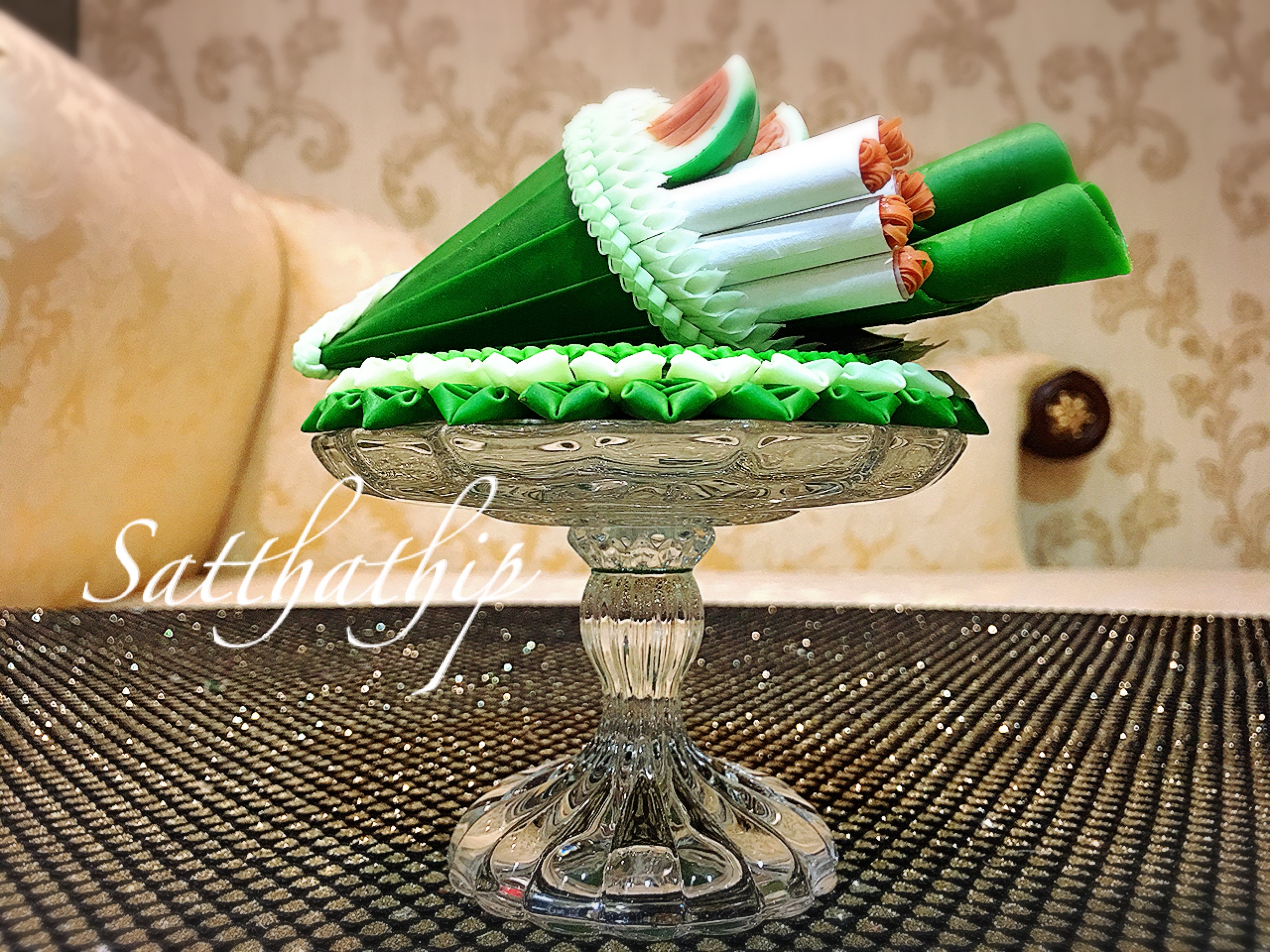 ชุดกรวยเชี่ยนหมากพลู พร้อมถาดใบตอง ประดิษฐ์จากดิน บนพานแก้ว - Betel