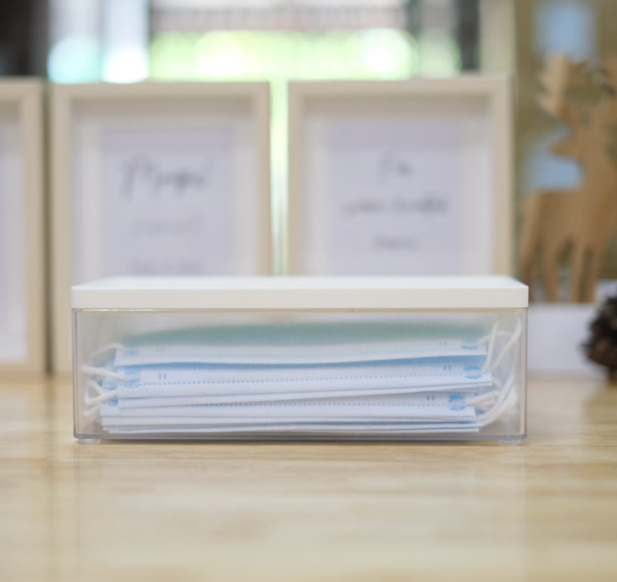 กล่องใส่หน้ากากอนามัย ตัวกล่องมีความแข็งแรงทนทาน โปร่งใส่ มีแผ่นกั้นสามารถแบ่งสัดส่วนได้ดี