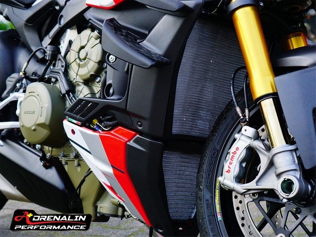 carbonworld คาร์บอนข้างหม้อน้ำ สำหรับ STF V4 ชุด4ชิ้น บริเวณครีบข้าง