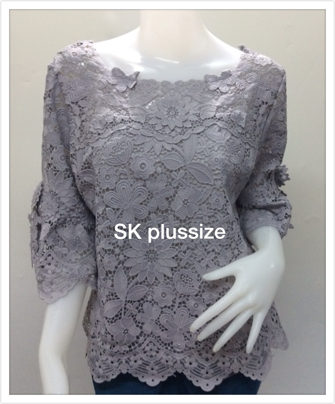 เสื้อลูกไม้ สีเทา คอปาด แขนต่อระบาย รอบอก 38 นิ้ว