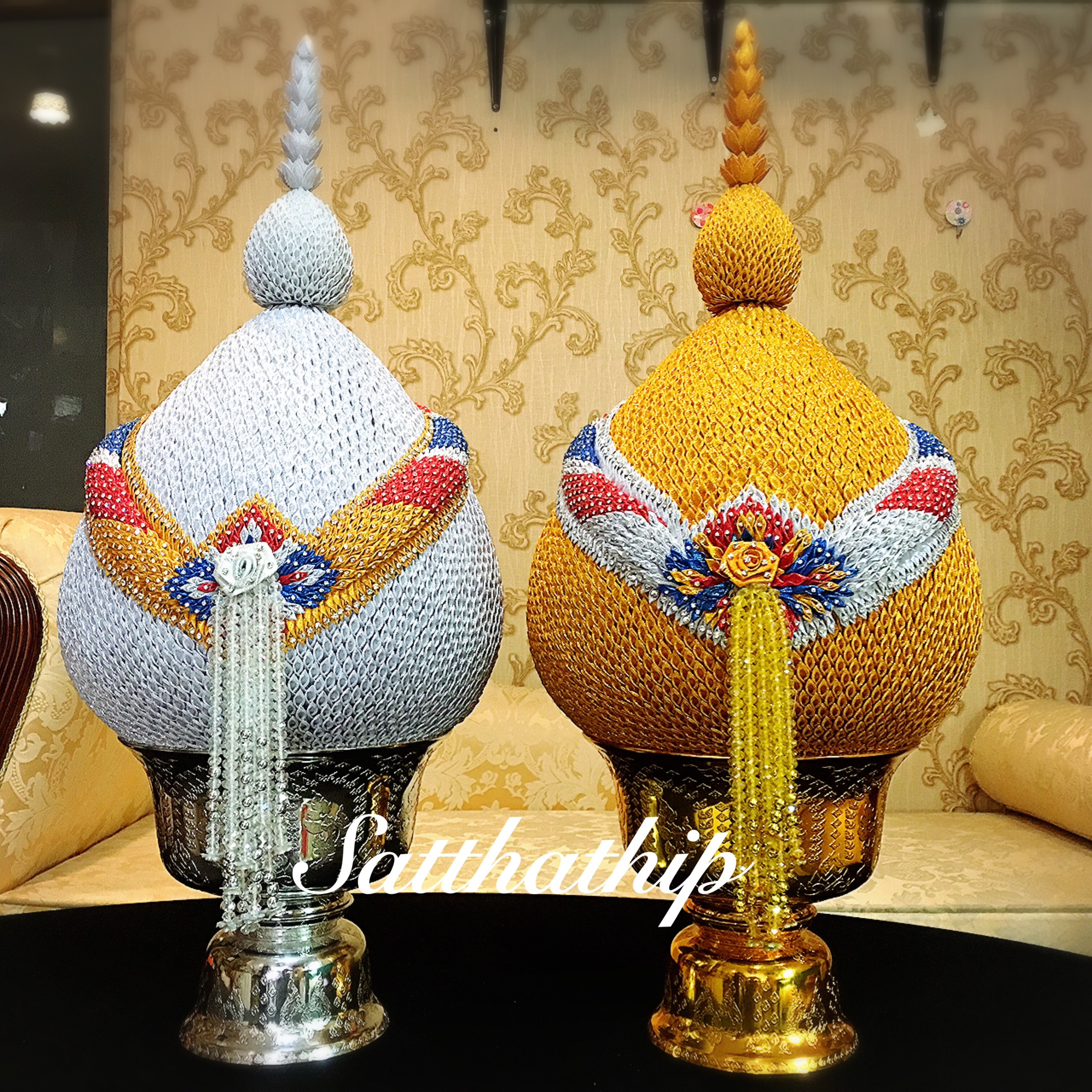 พานพุ่ม - พานพุ่มเงินทอง ประดับเกล็ดผ้าลายธงชาติ - พานพุ่มลายธงชาติ ประดับคริสตัล - Phan bush