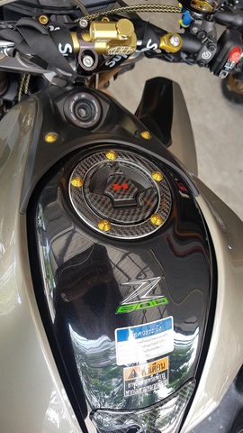 สติ๊กเกอร์คาร์บอนแท้ สำหรับแปะที่เติมน้ำมัน ของ Kawasaki