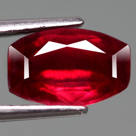 พลอยทับทิม (Ruby) 1.85 กะรัตสีแดงเข้ม