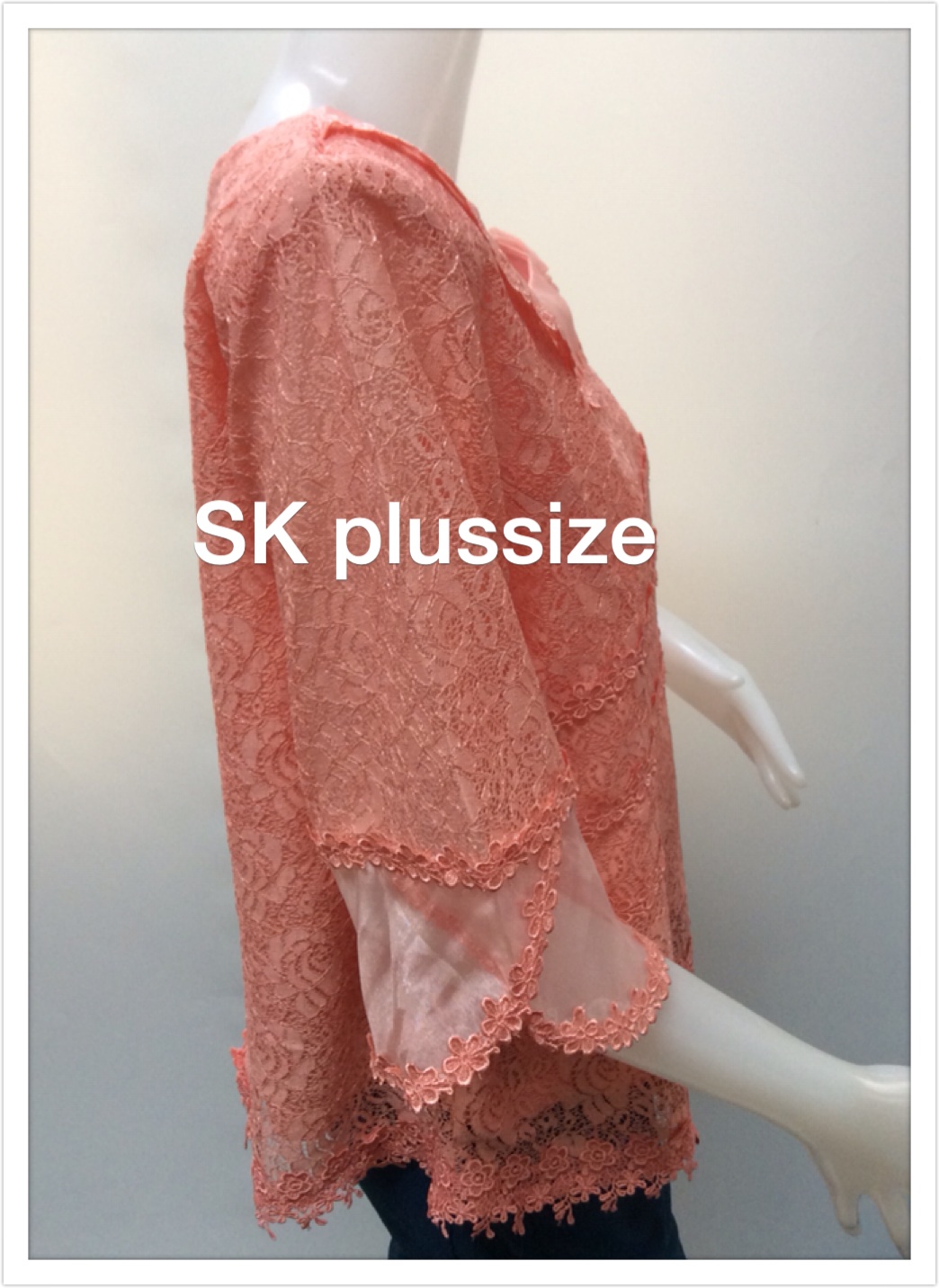 เสื้อลูกไม้ ปกผ้าแก้ว ติดดอกกุหลาบ สีส้ม รอบอก 44 นิ้ว