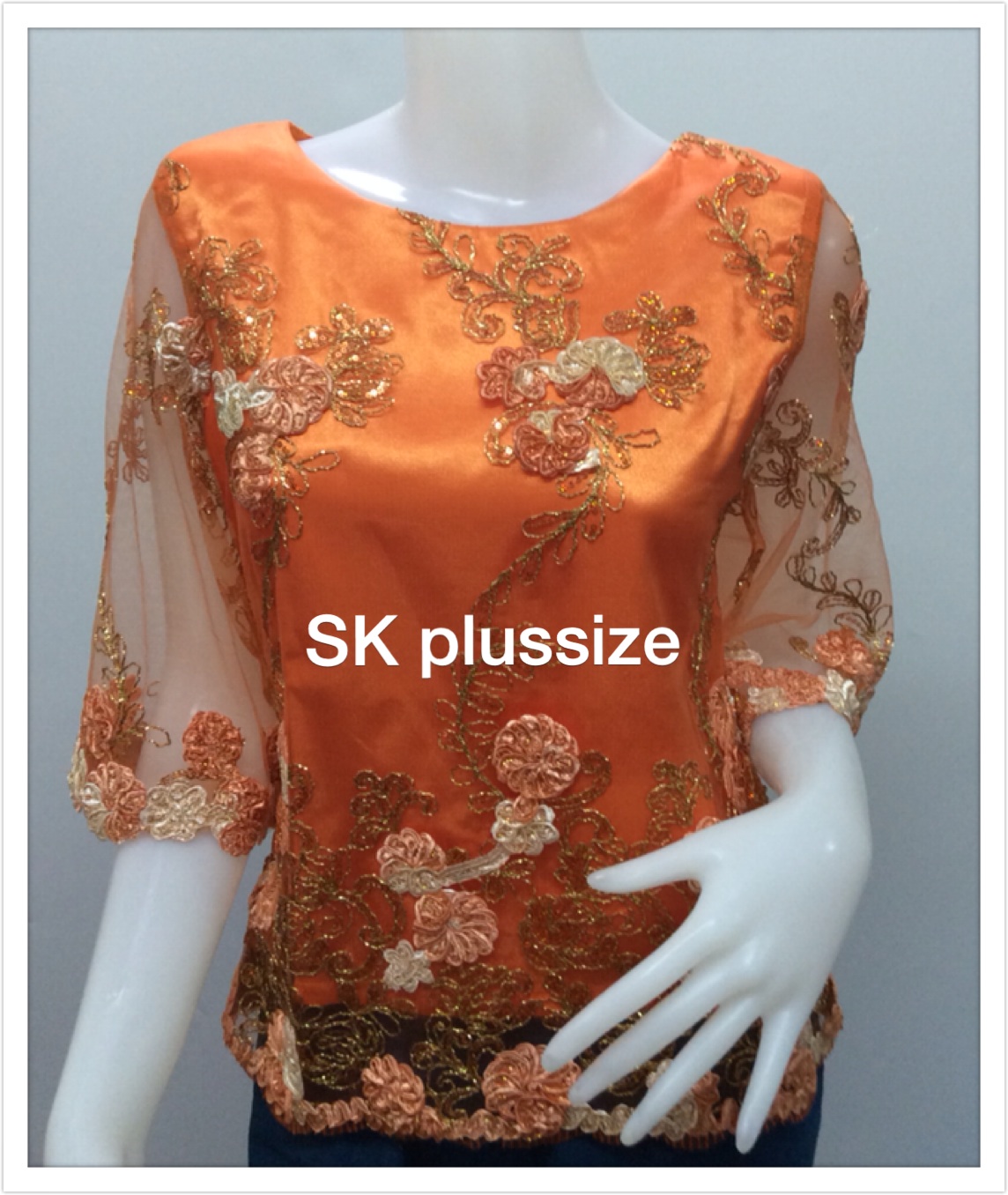 เสื้อลูกไม้บุหงา คอปาด แขน 3 ส่วน สีส้ม รอบอก 36 นิ้ว