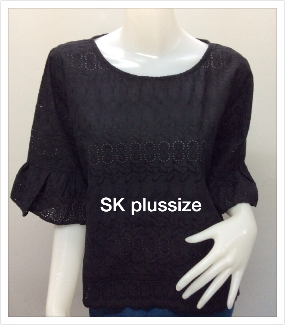 เสื้อคอตตอนฉลุ สีดำ คอปาด แขนต่อระบาย รอบอก 46 นิ้ว