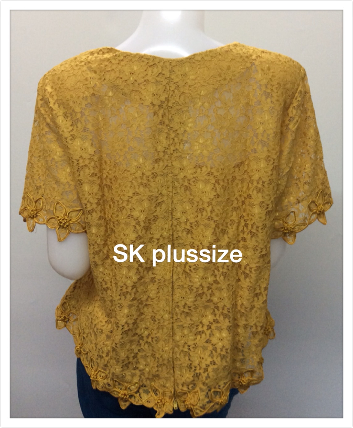 เสื้อลูกไม้ สีเหลืองไพล แขนสั้น รอบอก 44 นิ้ว