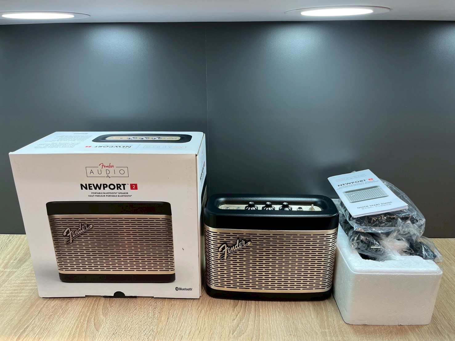 Fender Newport 2 Black/Gold