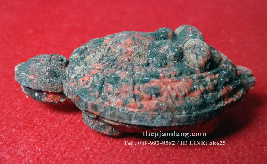 พญาเต่าเลือน(1) หลังพระปิดตาภควัมปติ รุ่น ขุมทรัพย์เขาอ้อ อาจารย์เปลี่ยน หัทยานนท์ เนื้อก้นครก ปี 2559