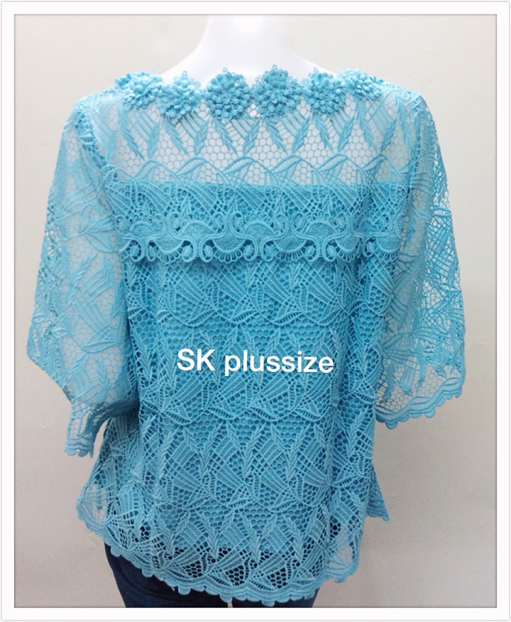 เสื้อลูกไม้ สีฟ้า คอปาด แขน 3 ส่วน รอบอก 42 นิ้ว
