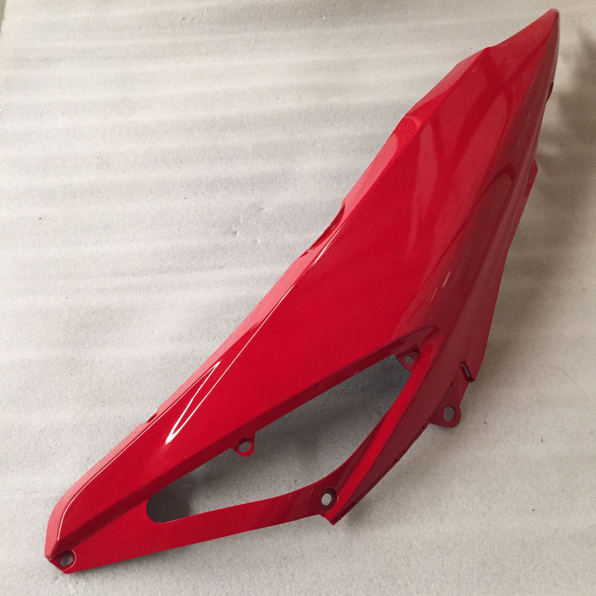 ฝาครอบตัวถัง (ตัวยาว) R/L สีแดงสด R263 สำหรับรุ่น WAVE125i ปี 2005 อะไหล่เทียบ NCA (นำเจริญ) 2501HW125I263 รหัสเทียบ : ขวา64410-KPH-700ZF/ซ้าย64420-KPH-700ZF