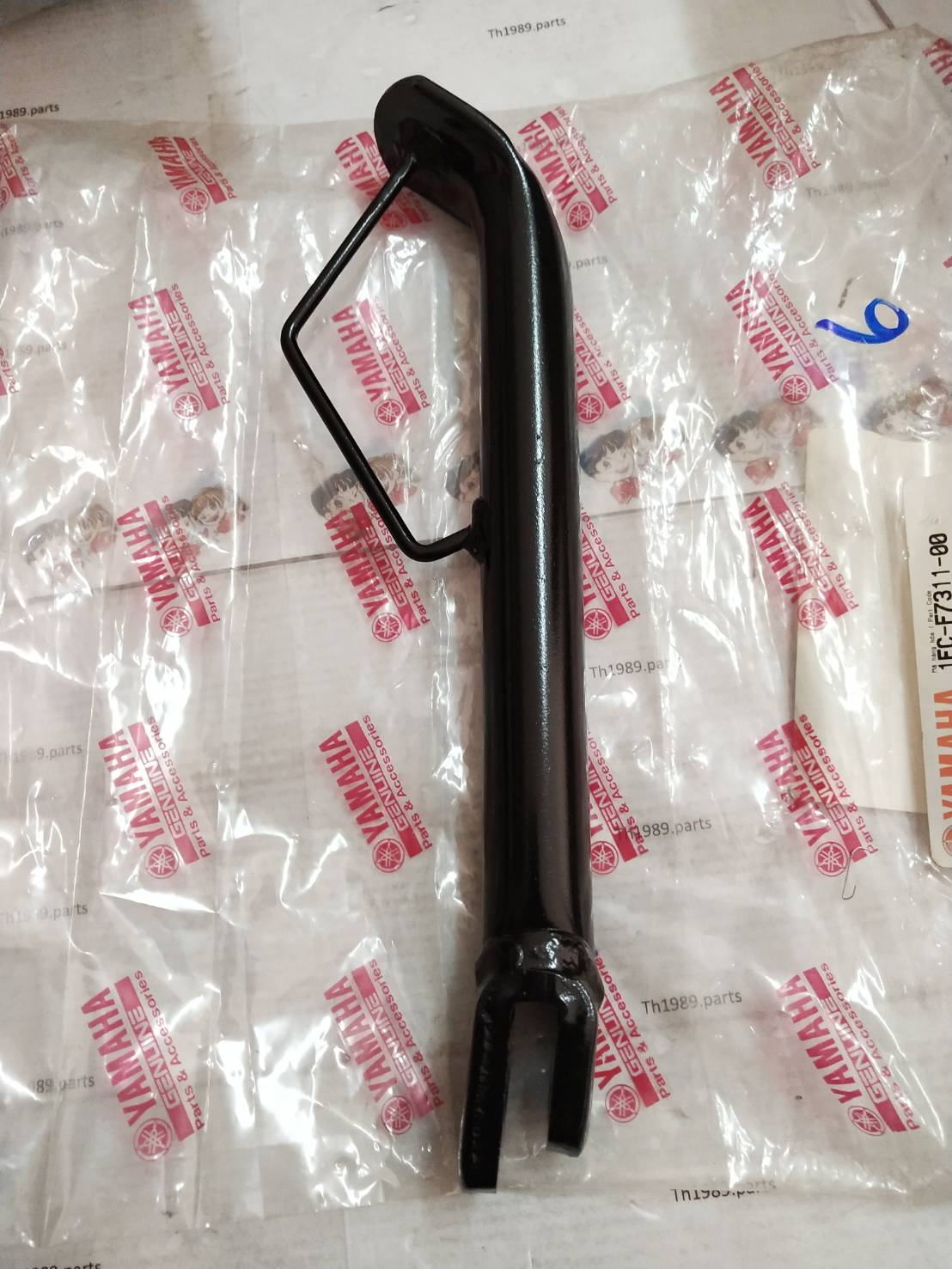 ขาตั้งข้างสีดำ สำหรับรุ่น SPARK115i อะไหล่แท้ YAMAHA 1FP-F7311-00 รหัสเก่า 1FC-F7311-00