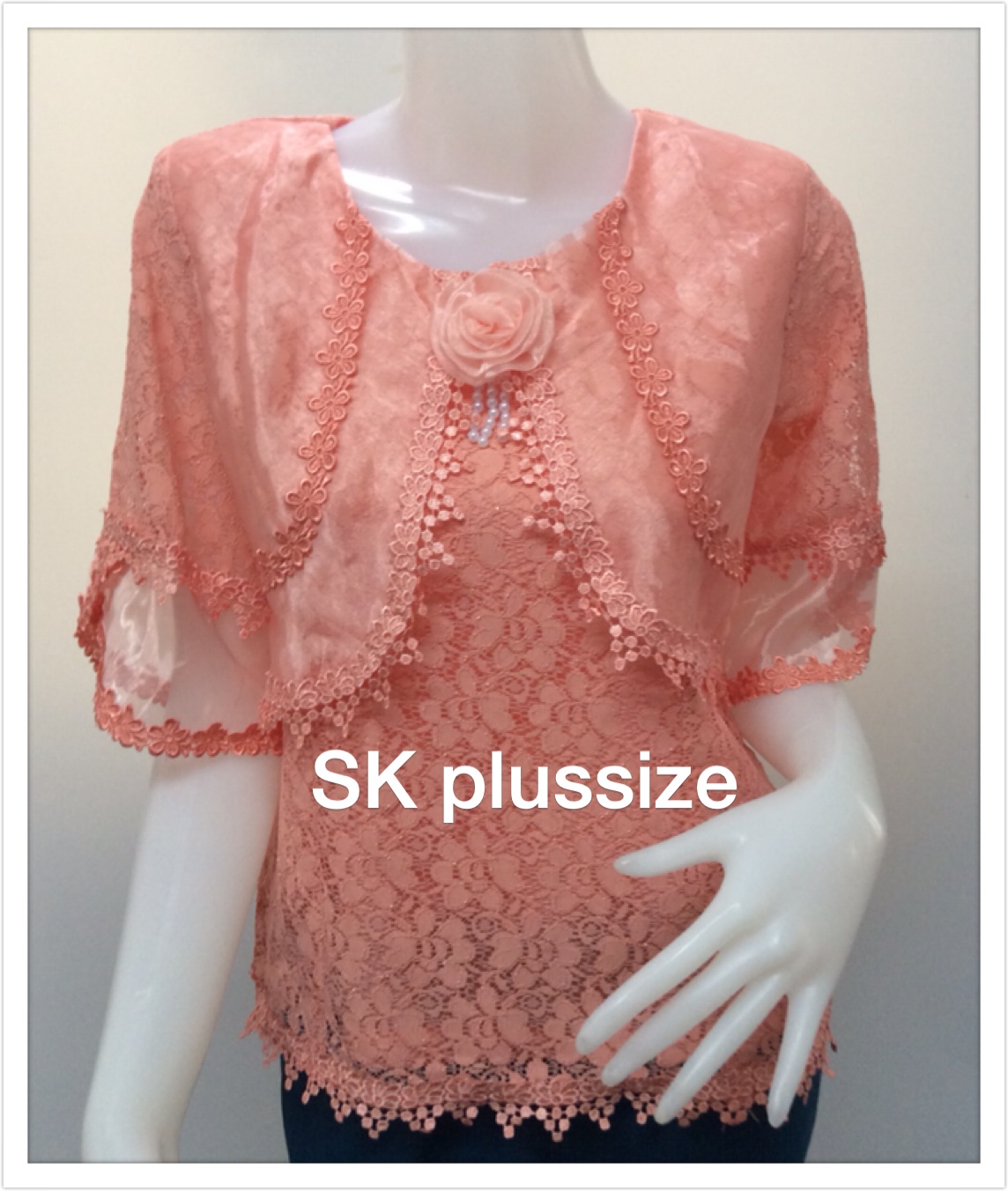 เสื้อลูกไม้ สีส้ม แต่งผ้าแก้วคล้ายเสื้อคลุม รอบอก 36 นิ้ว