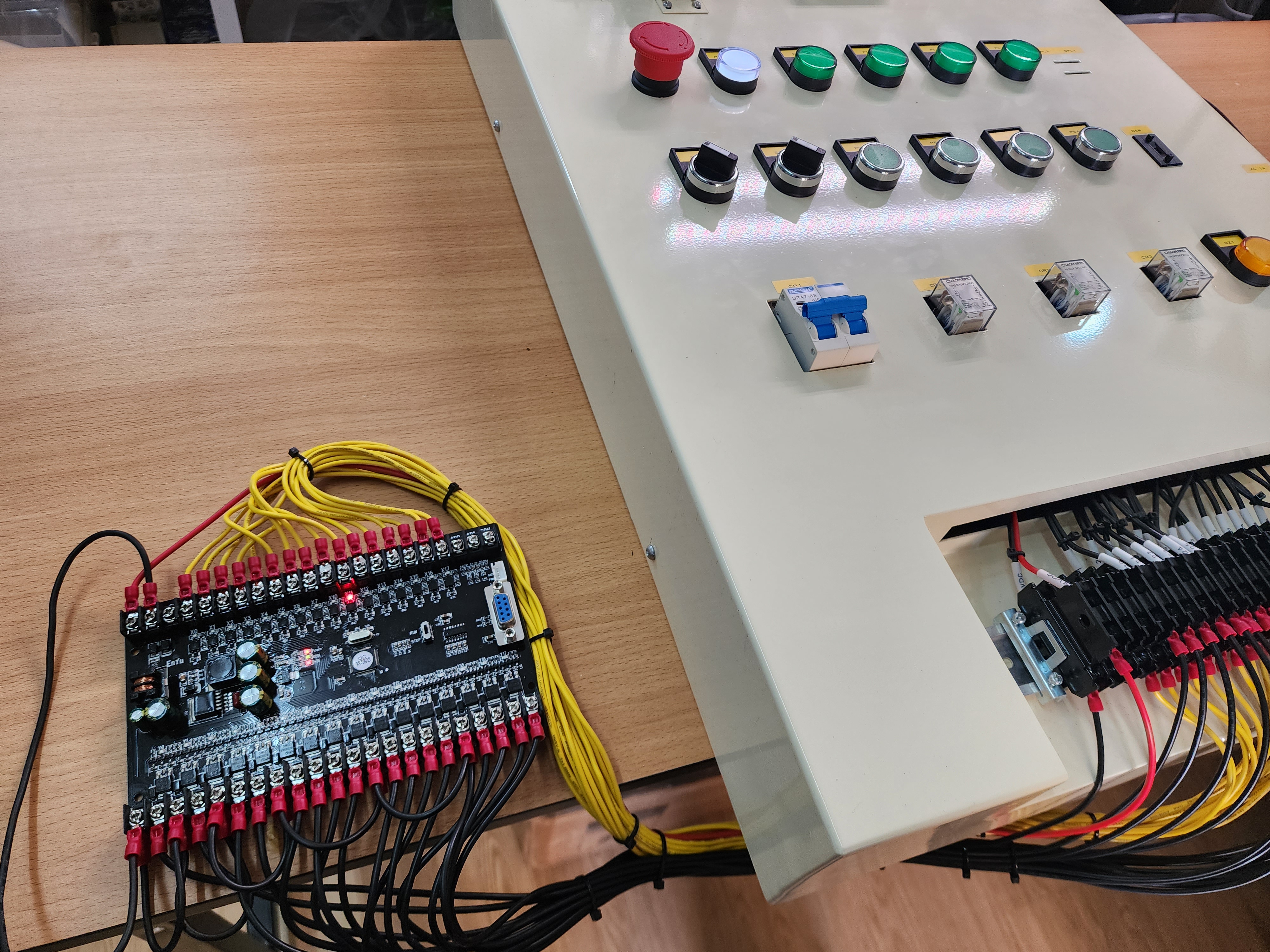 ชุดฝึกอบรม PLC พร้อม ชุด Conveyor สำหรับการจำลองการทำงานเครื่องจักร