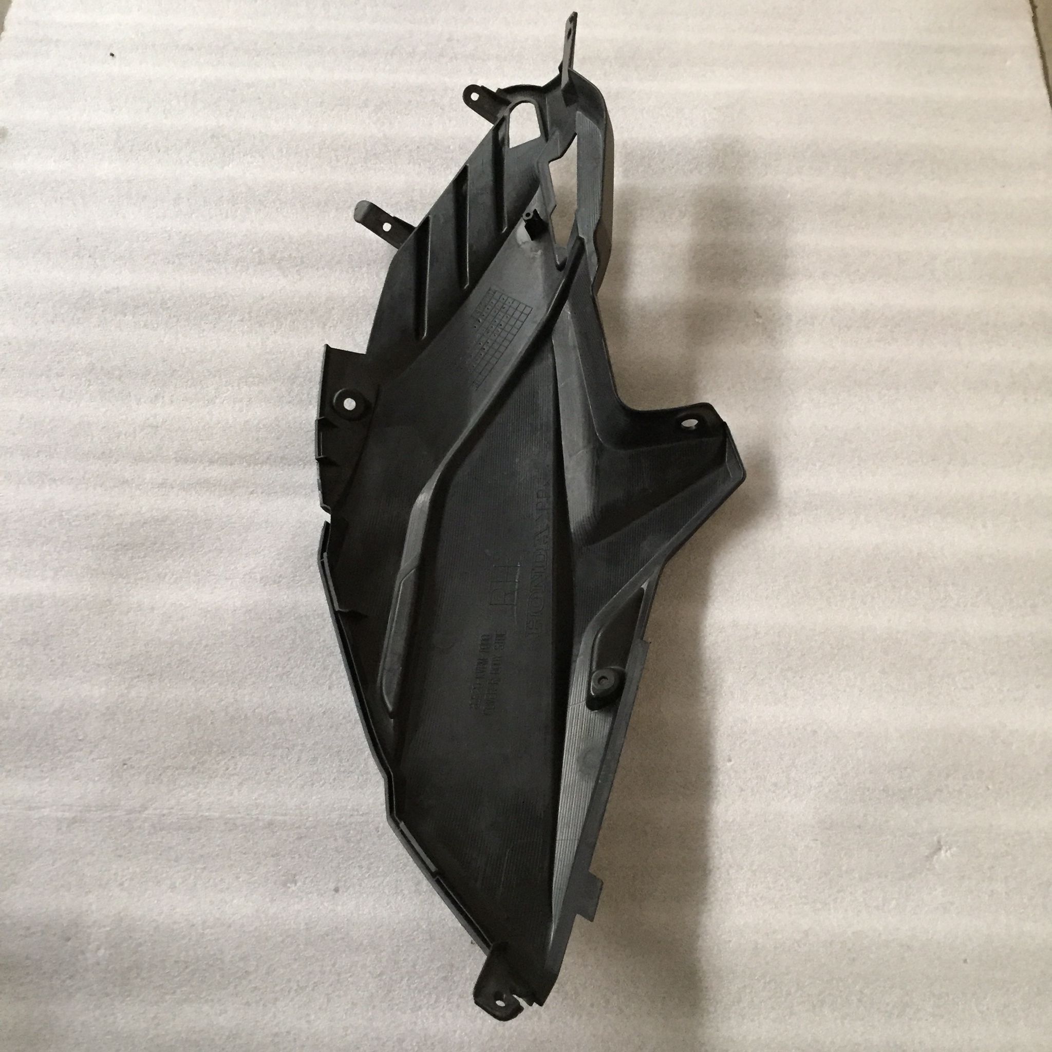 83520-KVB-T00ZA ฝาครอบท้ายตัวในด้านขวาสีดำ CLICK-I 2008 อะไหล่แท้ HONDA