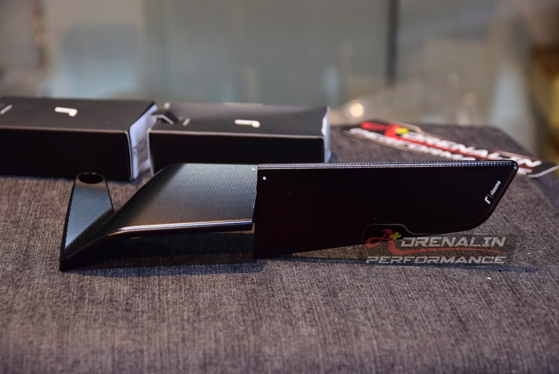 กระจกข้าง Rizoma รุ่น stealth สำหรับ Monster 937 ทำหน้าที่เป็นเหมือนสปอยเลอร์ สร้างแรงกด downforce