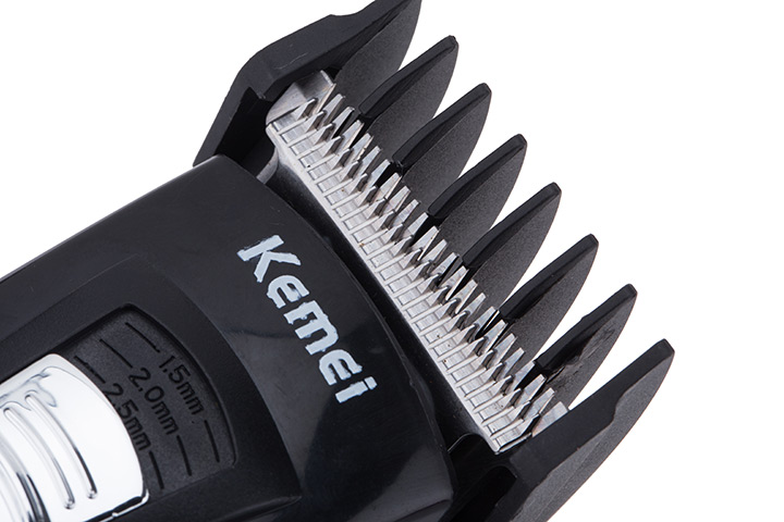 Kemei ปัตตาเลี่ยนตัดผมไร้สายแบบชาร์จ KM-3006A ใบมีดสแตนเลส มอเตอร์ Pd Alloy มีแบตสำรอง พร้อมหวีรองตัดและแท่นวาง - สีดำ