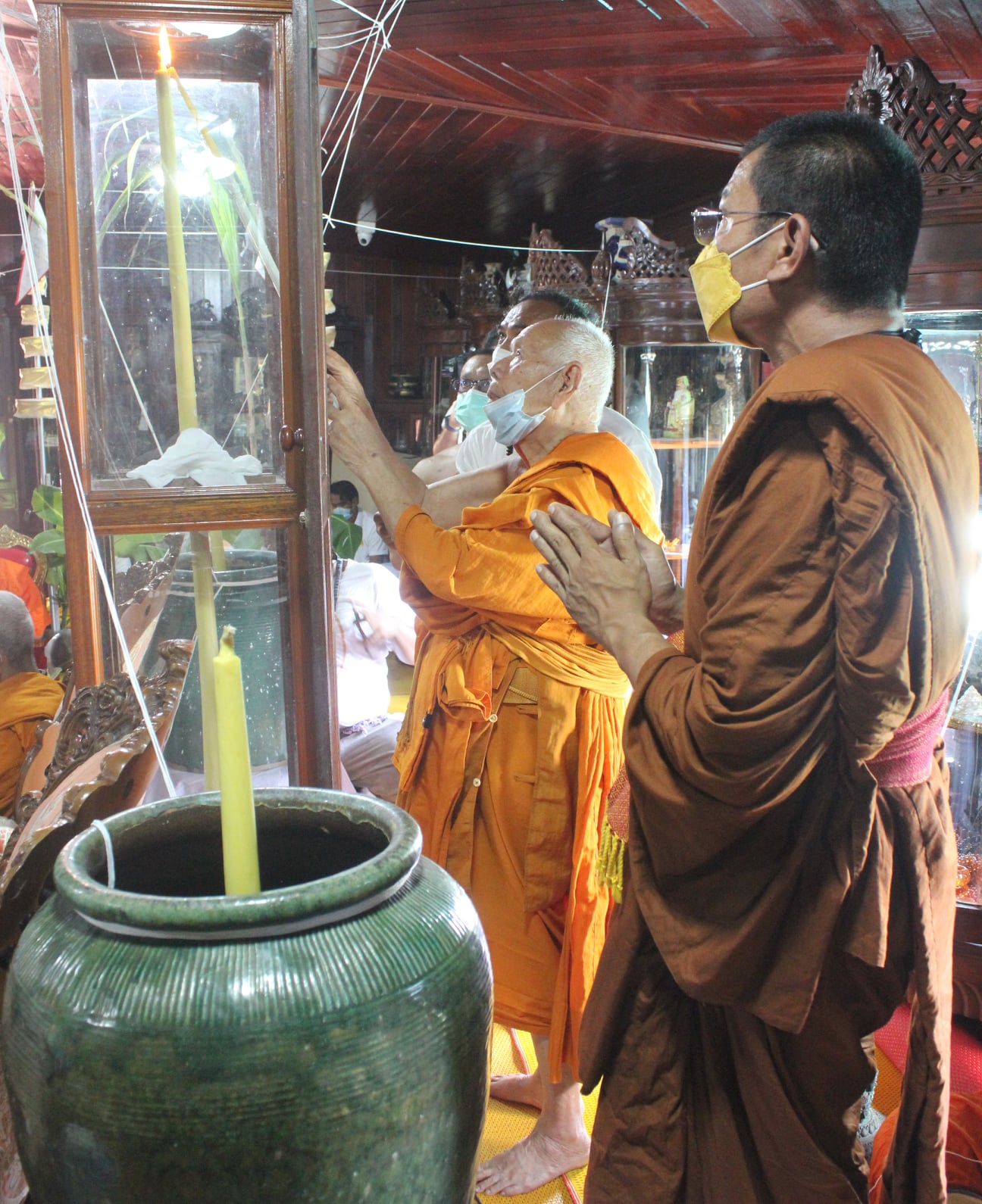 เหรียญพระพรหมปฐมกัปป์(1) พระอาจารย์คลังแสง วัดเขากุฏิ สงขลา เนื้อทองขาว องค์ชุบทอง ลงยาเขียว ปี 2565