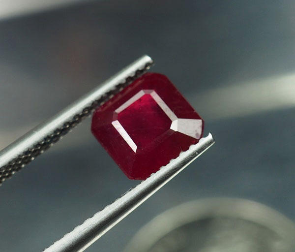 พลอยทับทิม (Ruby) 2.53 กะรัตสีแดงเข้ม