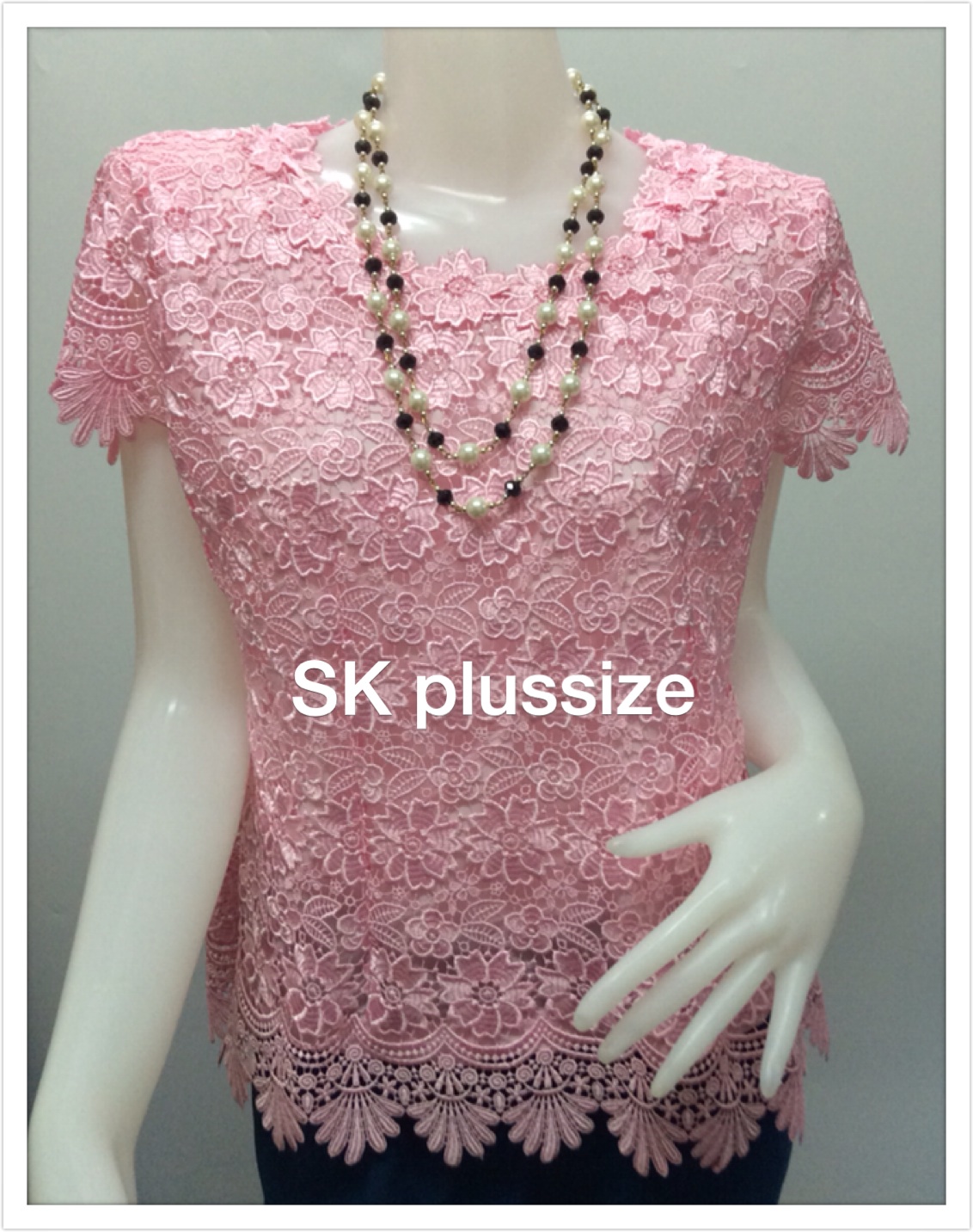 เสื้อลูกไม้ สีชมพู แขนสั้น รอบอก 44 นิ้ว