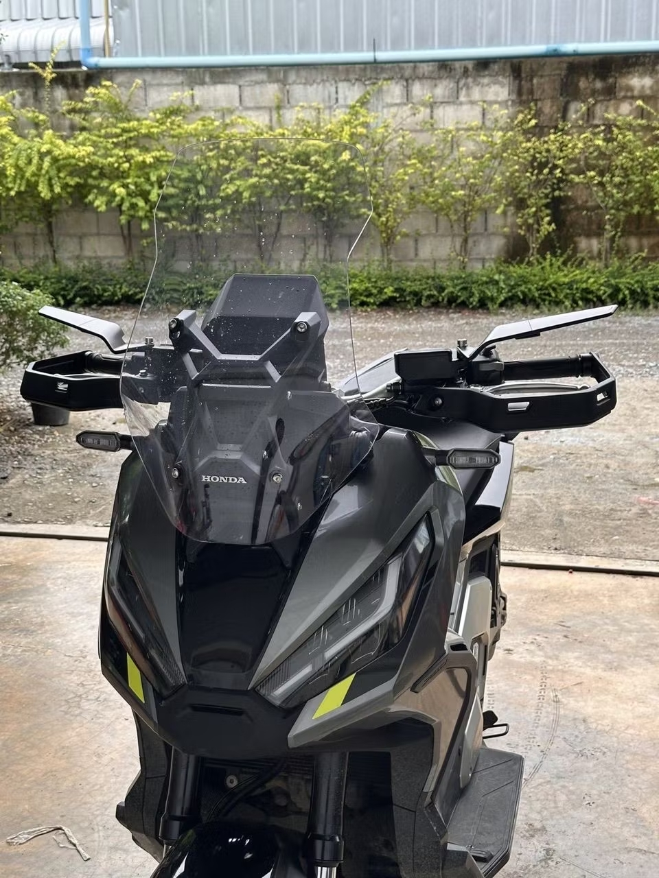 กระจกข้าง Rizoma รุ่น stealth สำหรับ X-adv 750 ทำหน้าที่เป็นเหมือนสปอยเลอร์ สร้างแรงกด downforce