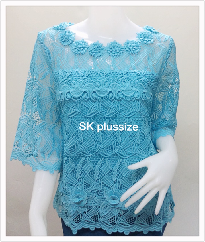 เสื้อลูกไม้ สีฟ้า คอปาด แขน 3 ส่วน รอบอก 42 นิ้ว