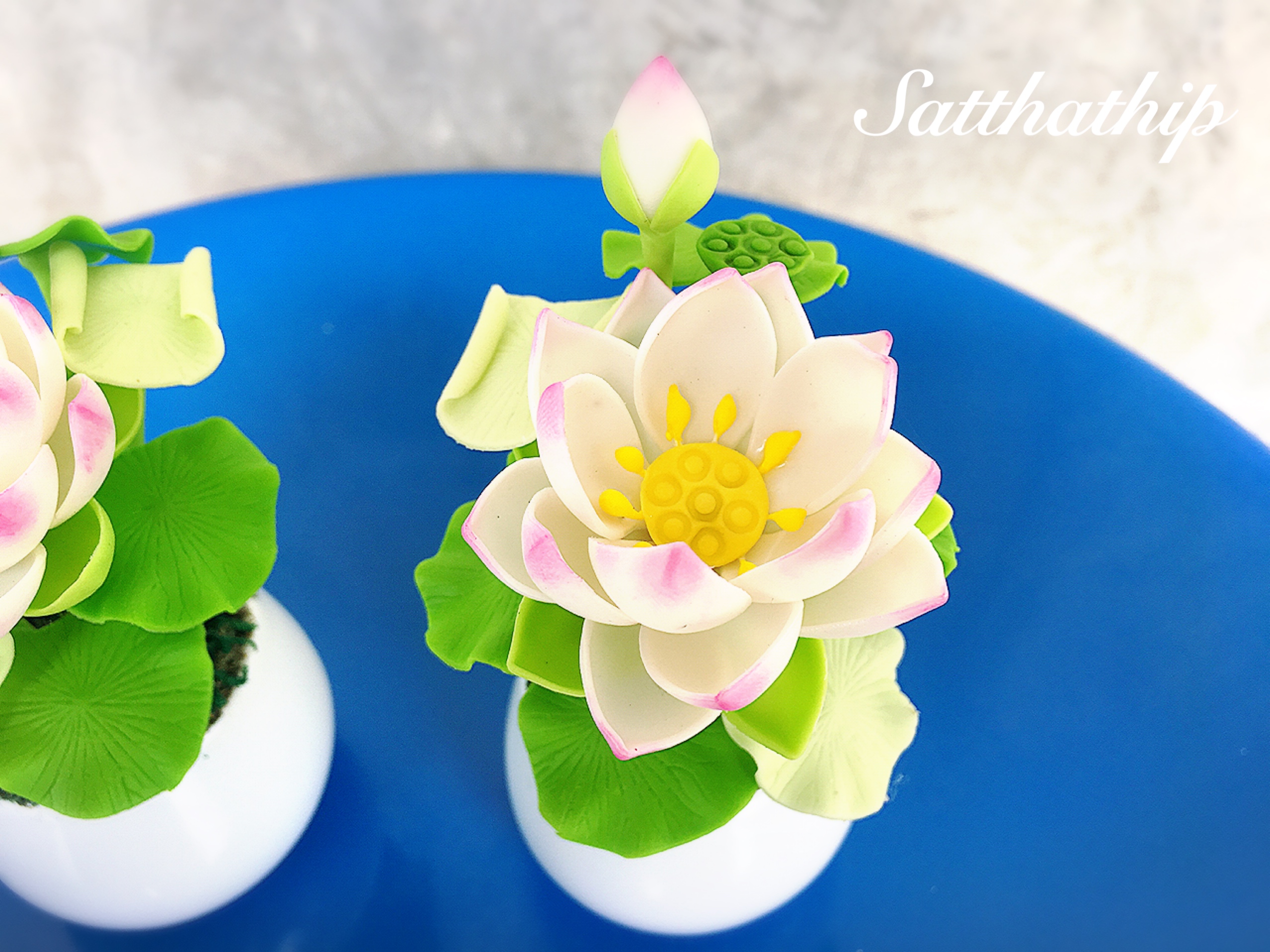 แจกันดอกบัว - ดอกบัวประดิษฐ์ - แจกันดอกบัวหลวงสีขาวอมชมพู (ข้างละ 1 ดอก) ประดิษฐ์จากดิน - แจกันดอกบัวประดิษฐ์ - Lotus Flower