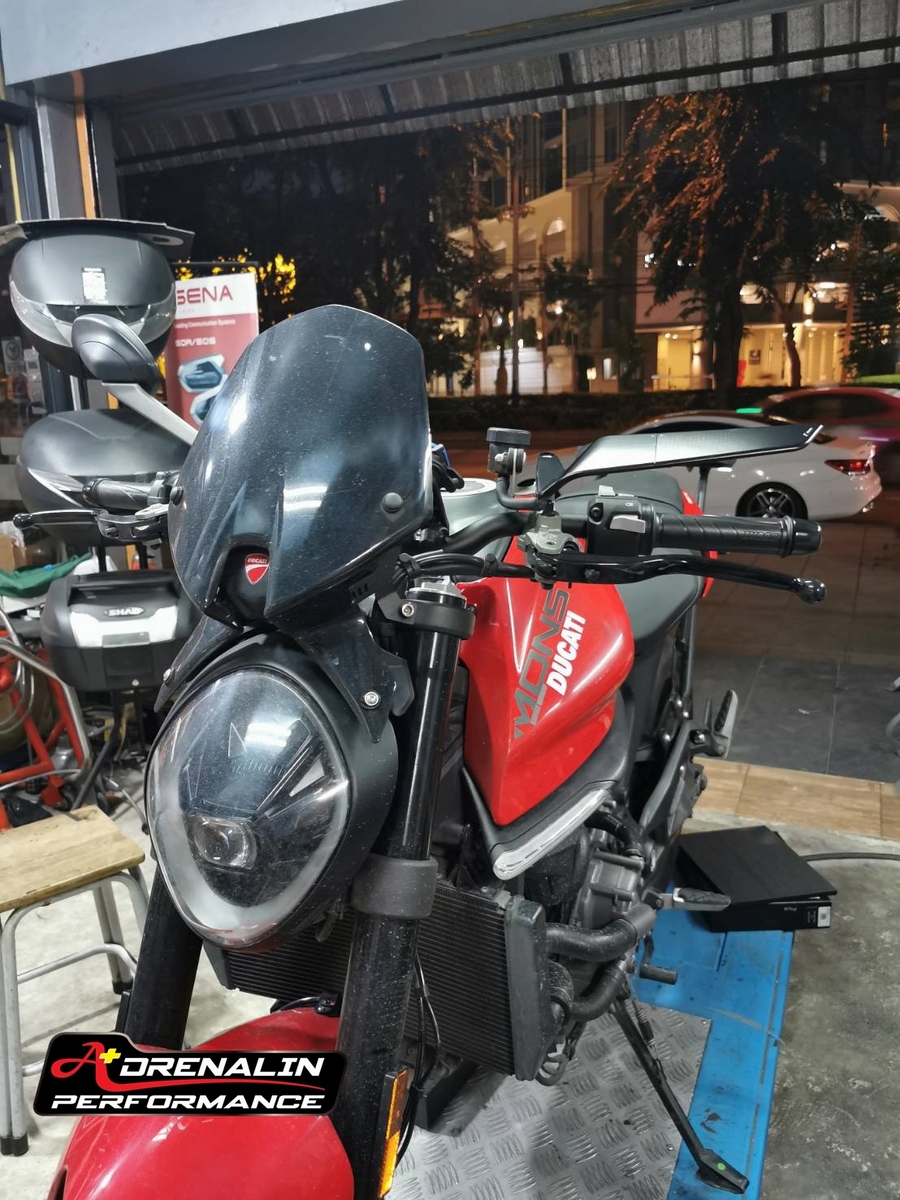 กระจกข้าง Rizoma รุ่น stealth สำหรับ Monster 937 ทำหน้าที่เป็นเหมือนสปอยเลอร์ สร้างแรงกด downforce