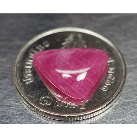พลอยทับทิมหลังเบี้ย 4.95 กะรัตสีแดงชมพู