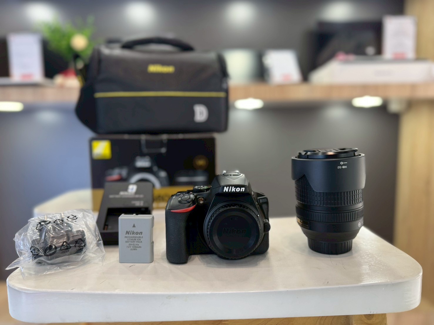 Nikon D5600 DSLR + Lans AF-S DX NIKKOR 18-140mm f/3.5-5.6G ED VR