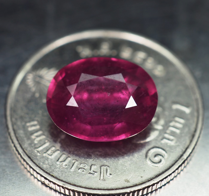 พลอยทับทิม (Ruby) 3.65 กะรัตสีแดงเข้ม