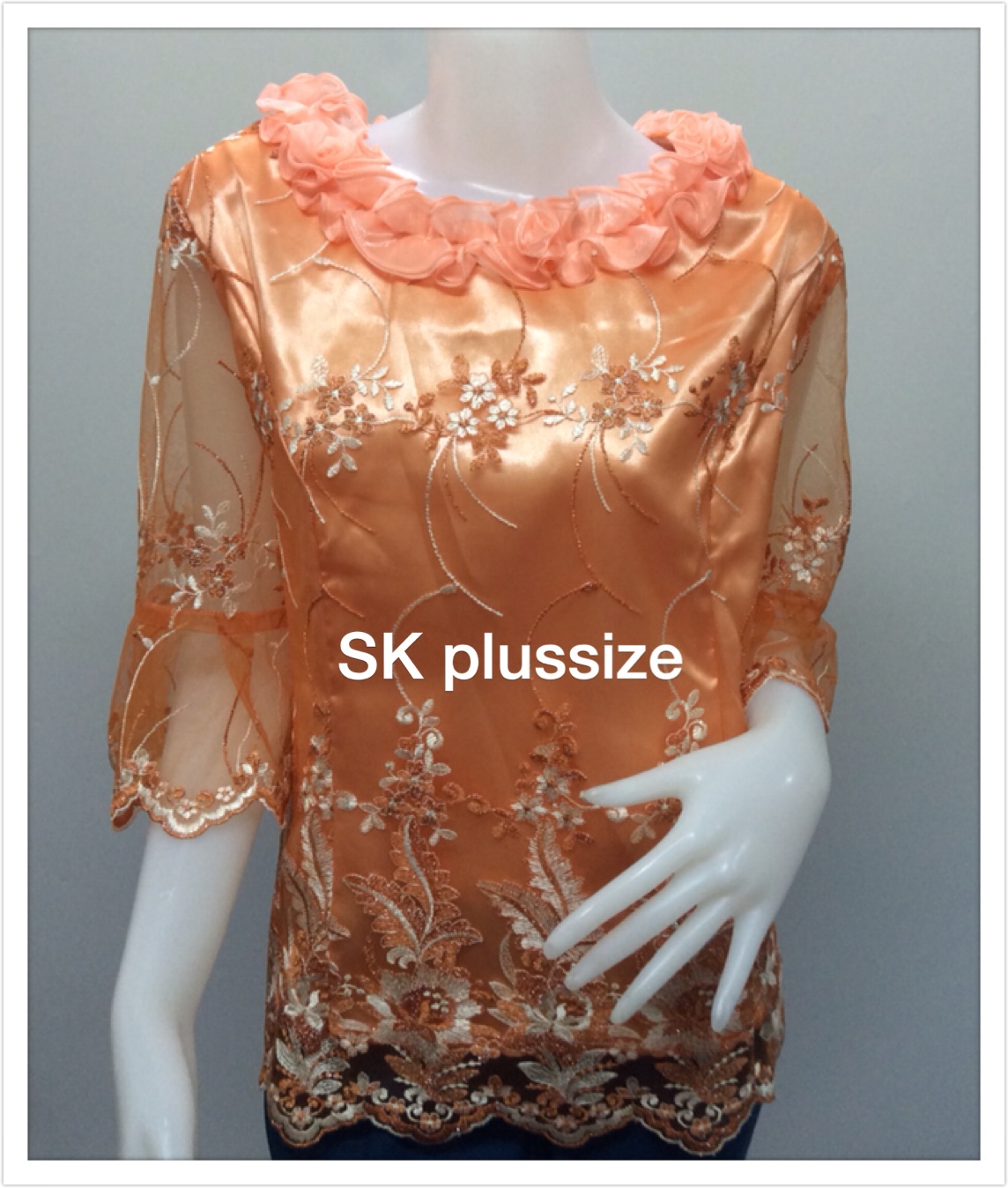เสื้อลูกไม้บุหงา สีส้ม คอผ้าแก้วแต่งดอกกุหลาบ รอบอก 52 นิ้ว