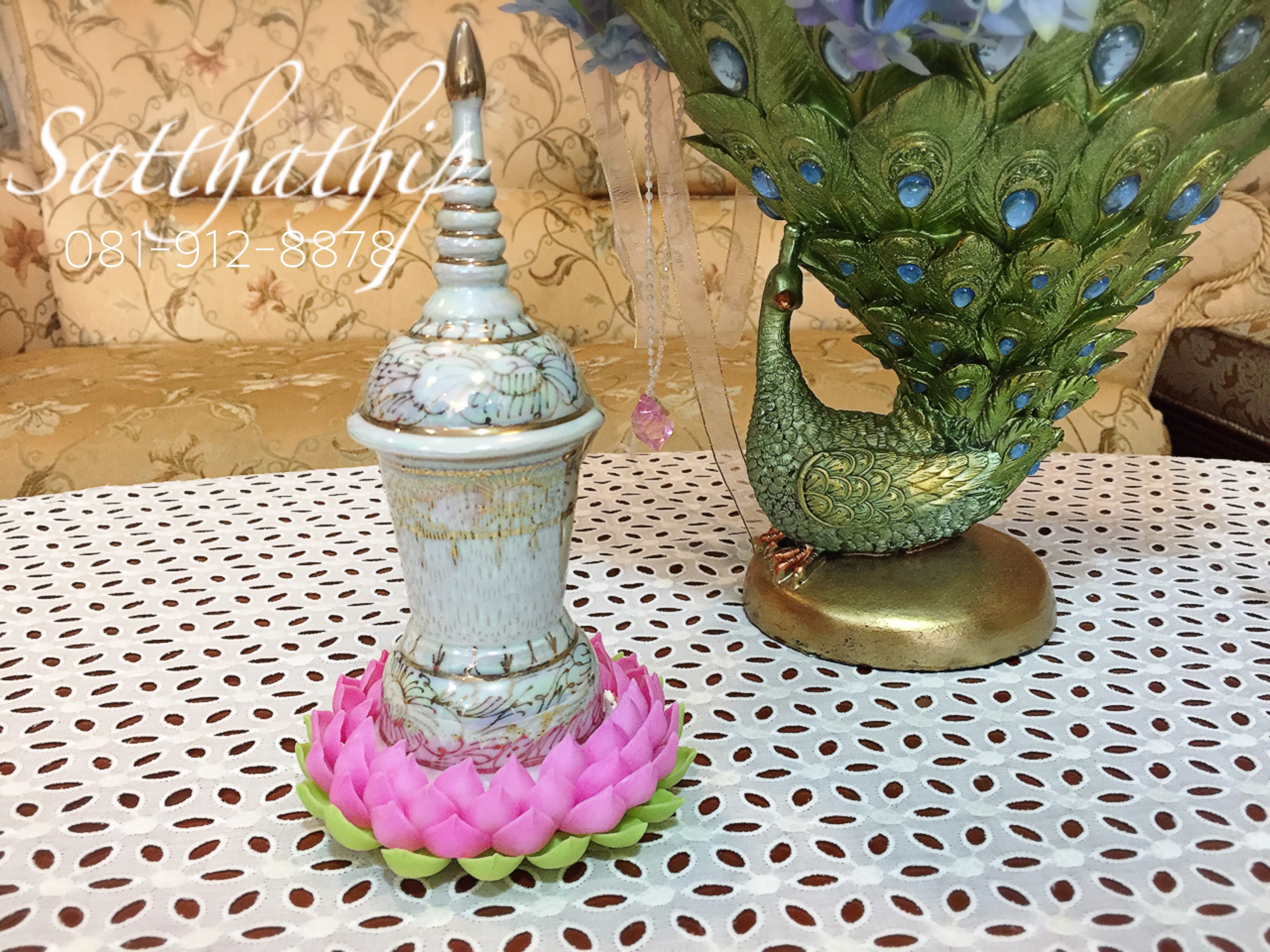 โกศอัฐิเซรามิก เคลือบมุก บนถาดบัว ประดิษฐ์จากดิน