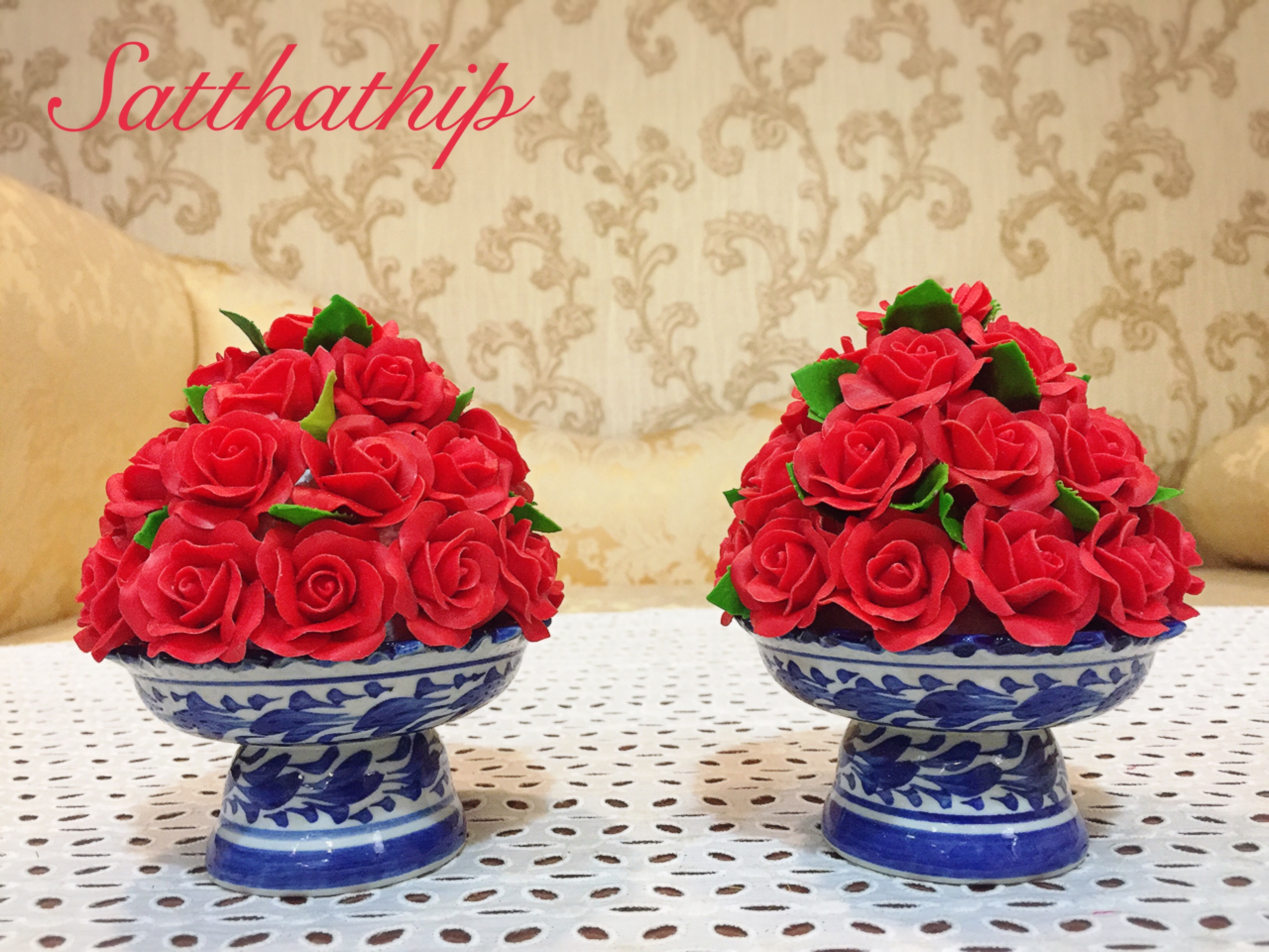 พานพุ่มดอกกุหลาบ ประดิษฐ์จากดิน [4.5 นิ้ว 1,000 บาท/คู่]