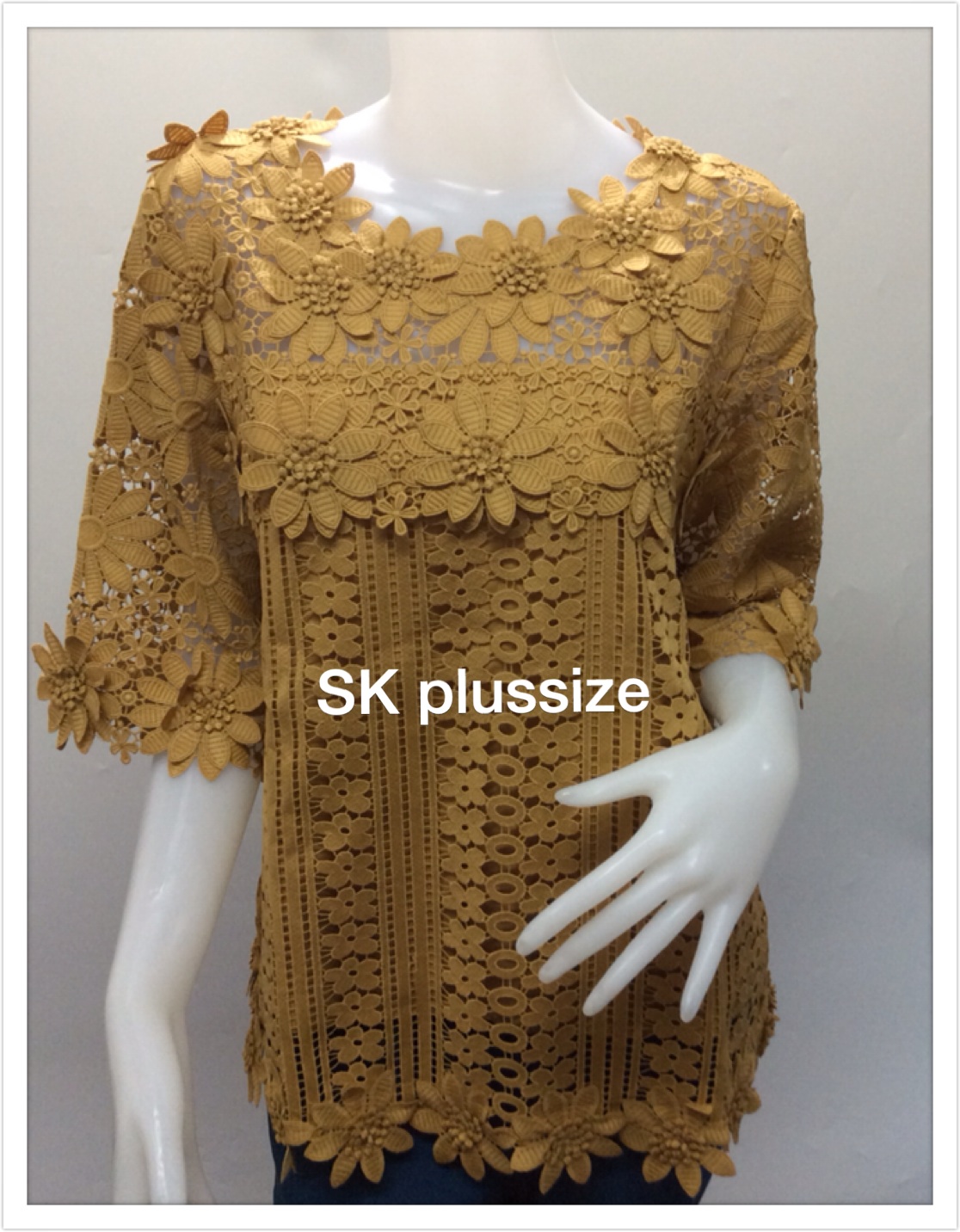 เสื้อลูกไม้ สีเหลืองทอง แต่งดอกไม้ 2 ชั้น รอบอก 44 นิ้ว