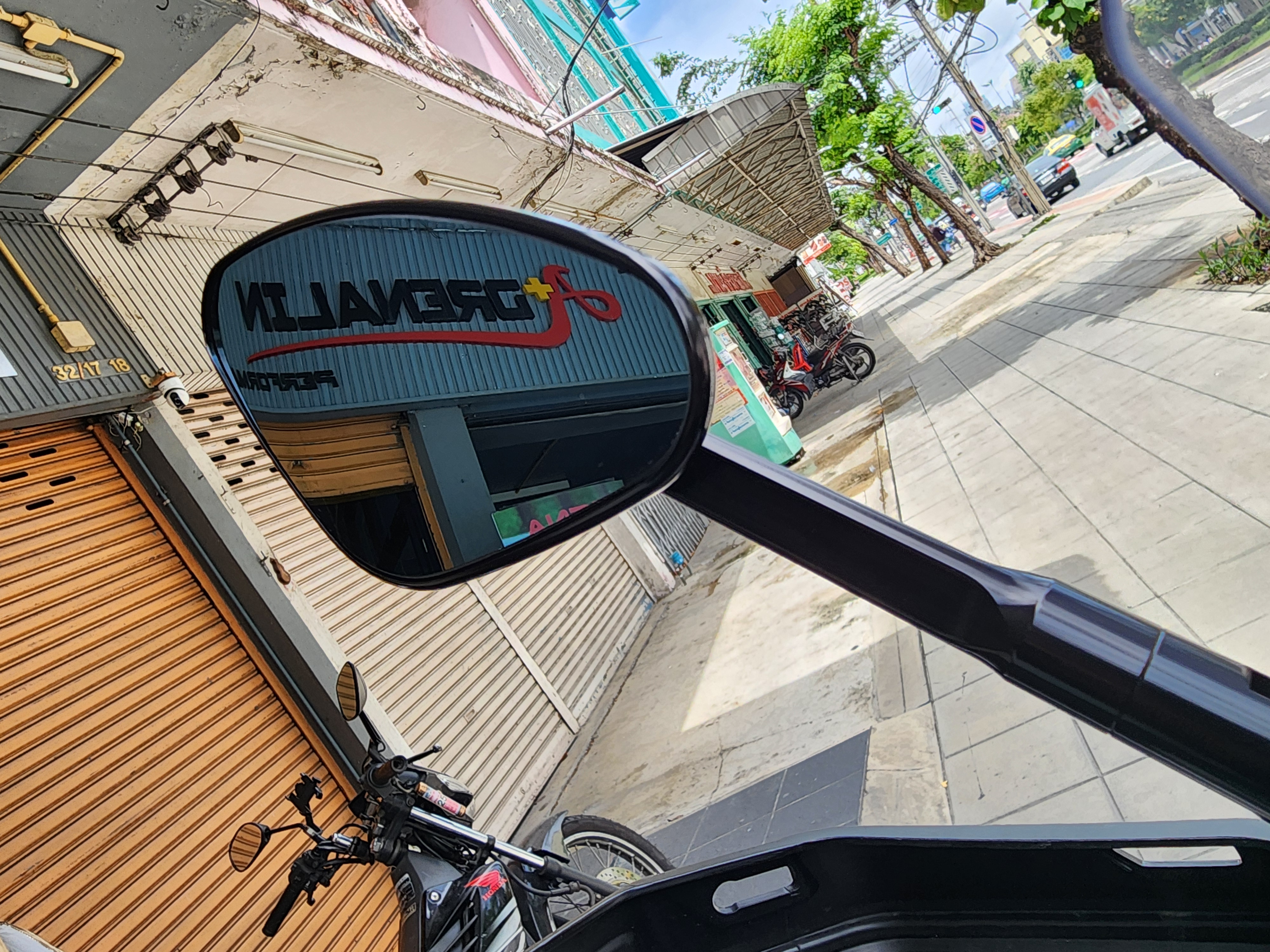 กระจกมองข้าง Rizoma รุ่น Genesi สำหรับ X-adv 750 ราคาข้างละ