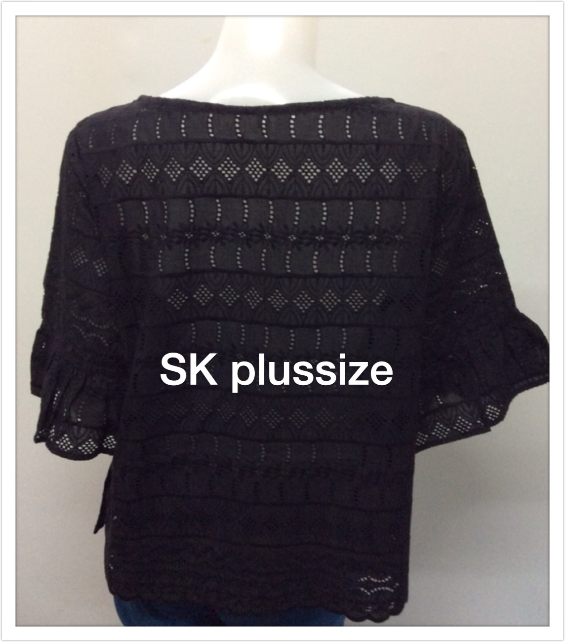 เสื้อคอตตอนฉลุ สีดำ คอปาด แขนต่อระบาย รอบอก 46 นิ้ว
