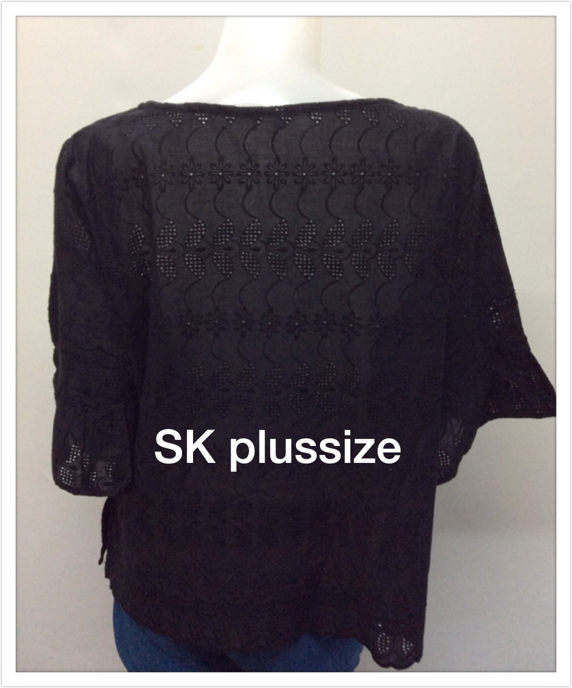 เสื้อคอตตอนฉลุ สีดำ คอปาด แขนต่อระบาย รอบอก 46 นิ้ว