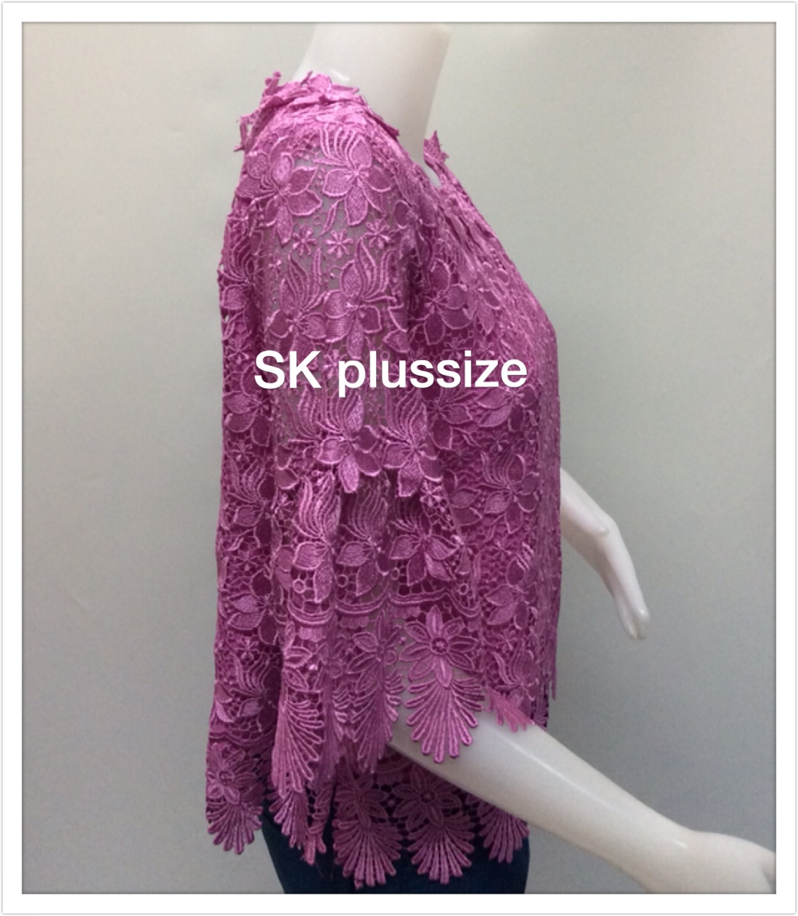 เสื้อลูกไม้ แขนพวง สีชมพูอมม่วง รอบอก 40 นิ้ว