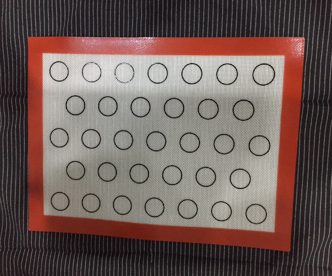 แผ่นรองอบซิลิโคน 2in1 พิมพ์ลายมาการอง/ คุ๊กกี้ 33 ช่อง ขอบแดง 30 x 40 cm.(11-7499)