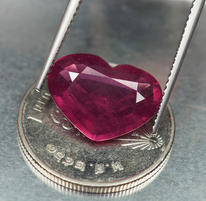 พลอยทับทิม (Ruby) 5.80 กะรัตสีชมพูอมม่วง