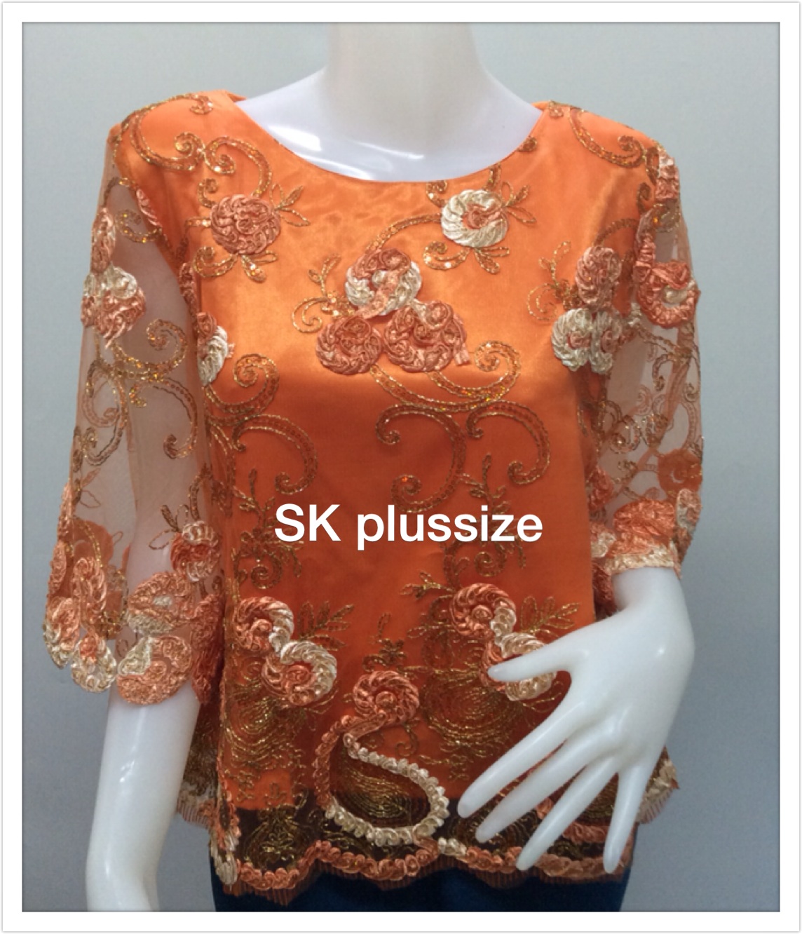 เสื้อลูกไม้บุหงา สีส้ม คอปาด แขน 3 ส่วน รอบอก 42 นิ้ว
