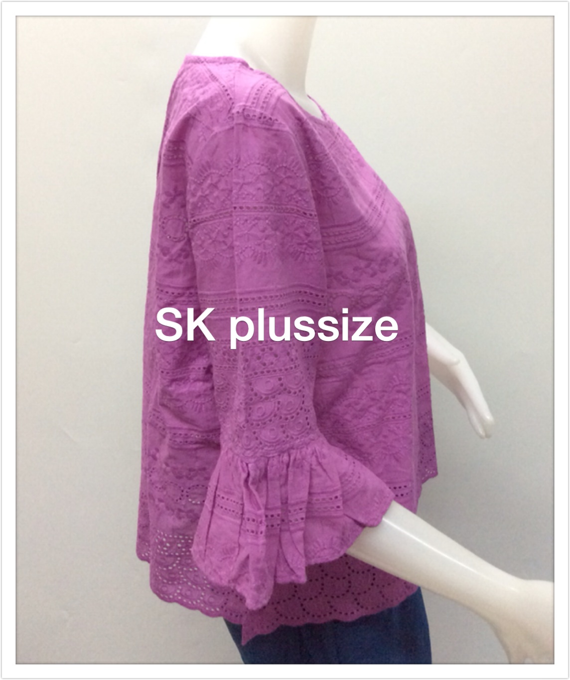 เสื้อคอตตอนฉลุ สีม่วง คอปาด แขนต่อระบาย รอบอก 44 นิ้ว