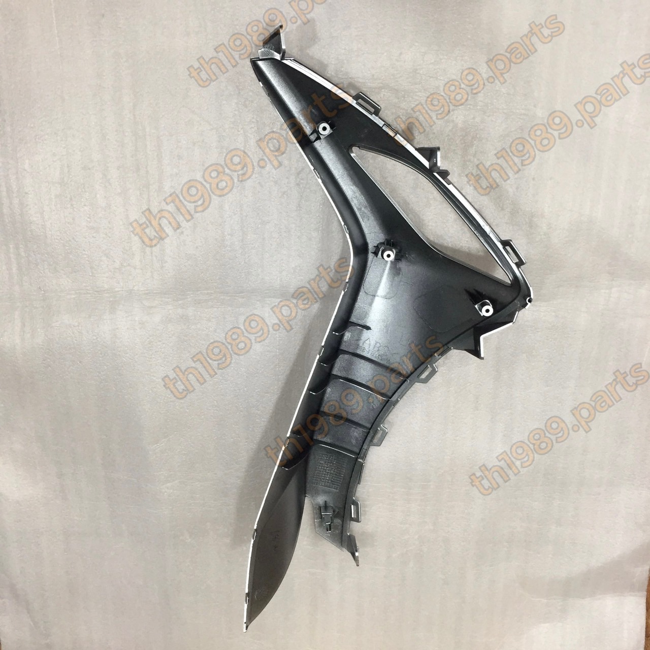 B8B-F8345-00-P0 แฟริ่งข้างซ้ายสีเทา GRAND FILANO HYBRID 2018 ใส่กับรถสีขาว L 1698 อะไหล่แท้ YAMAHA