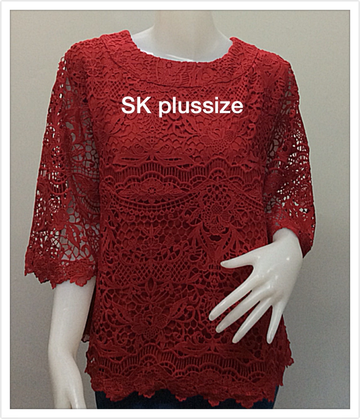เสื้อลูกไม้ทรงเอ สีแดง คอปาด แขนบาน 3 ส่วน รอบอก 52 นิ้ว
