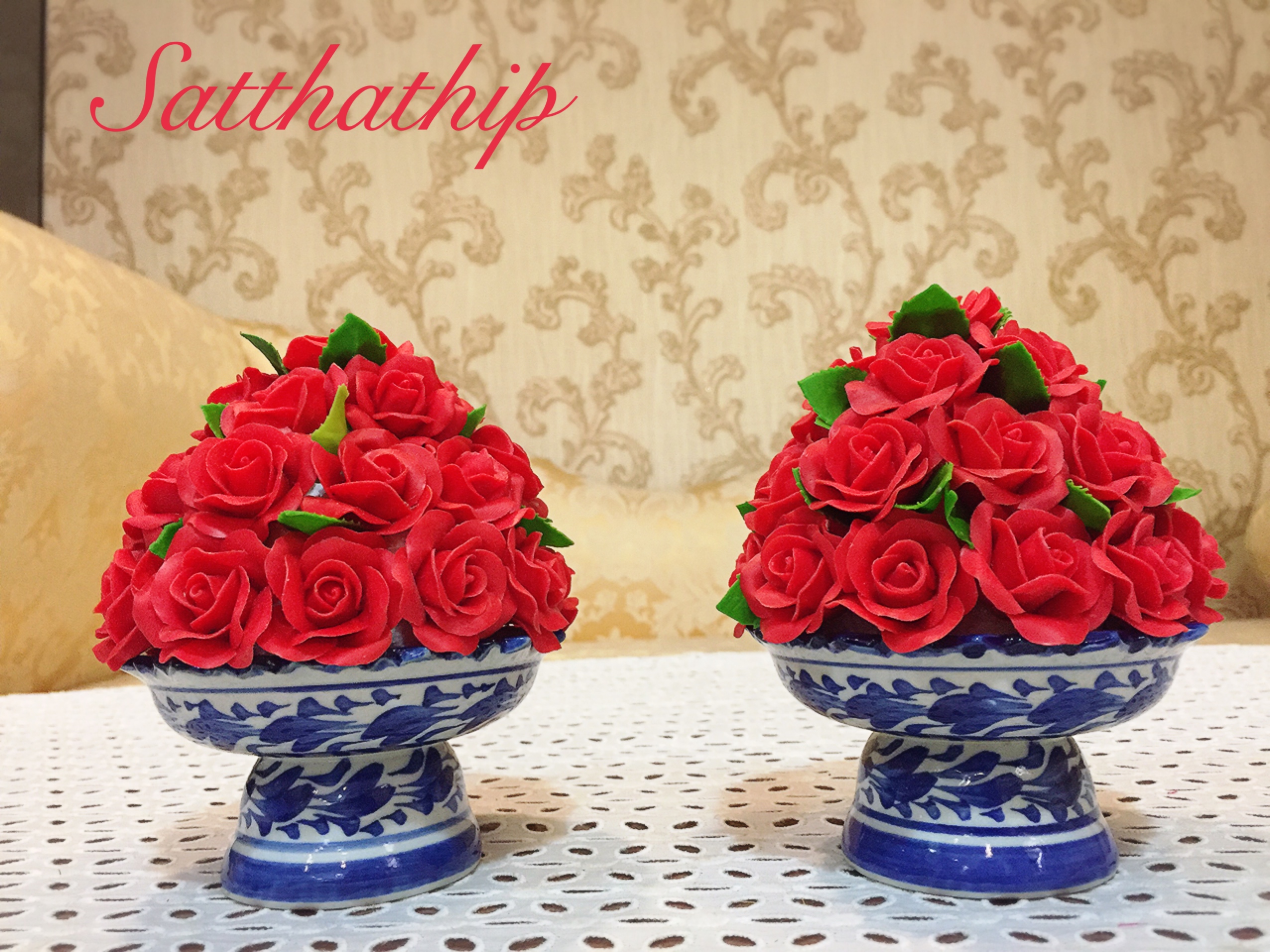 พานพุ่มดอกกุหลาบ ประดิษฐ์จากดิน [4.5 นิ้ว 1,000 บาท/คู่]